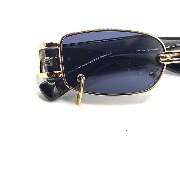 Sunglasses with cool little charm - Picture 1 of 3